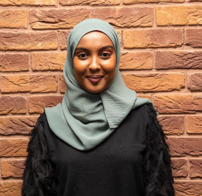 Seorang petugas polisi wanita Muslim di Leicestershire Sumaya Bihi mendapat cemoohan di media sosial. Akun Twitter-nya banjir dengan cacian dan hinaan setelah postingan terbarunya sebagai petugas kejahatan kebencian baru dari Polisi Leicestershire. Polisi Kejahatan Kebencian Muslim Leicestershire Dihujani Serangan Daring