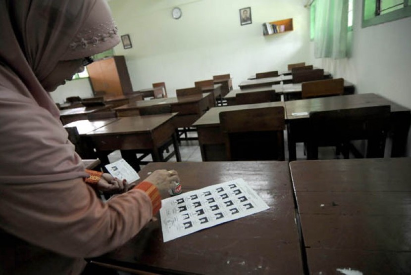 Seorang petugas sekolah menempelkan kartu peserta Ujian Nasional (UN) SMA/MA tahun pelajaran 2011/2012 di tiap-tiap ruang kelas di SMAN 70, Bulungan, Jakarta Selatan, Jumat (12/4). Ujian Nasional tersebut akan dimulai serentak pada Senin (16/4)