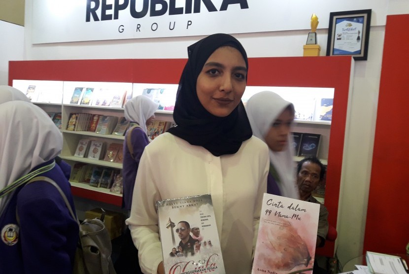 Seorang petugas stan Republika Penerbit memperlihatkan novel 