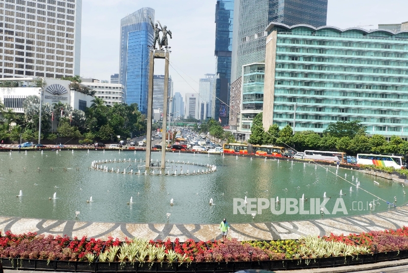 Seorang petugas taman kota menyapu di sekeliling bundaran HI Jakarta, Rabu (11/5).  (Republika/Darmawan)