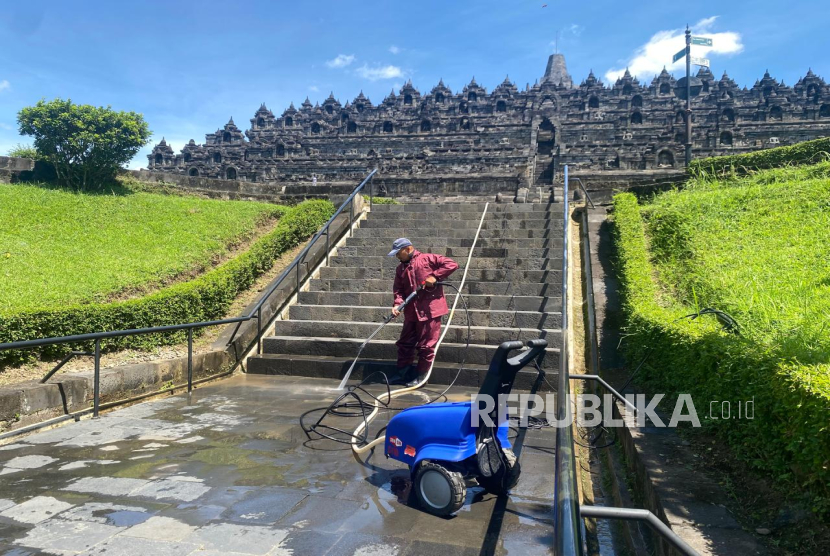Seorang petugas terlihat membersihkan pelataran utama Candi Borobudur dengan alat pembersih dari Nilfisk, merek alat pembersih asal Denmark yang didistribusikan secara resmi oleh Kawan Lama Solution, Senin (28/4/2025). 