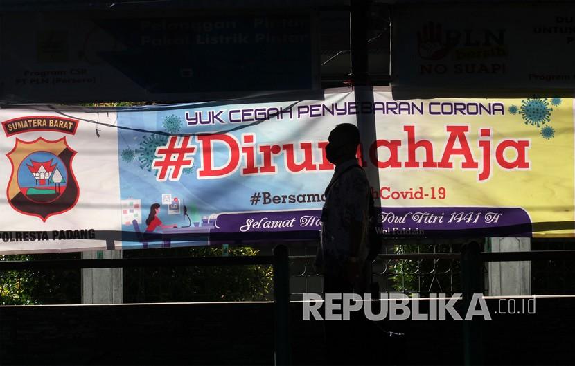 Seorang petugas TransPadang berada di halte dengan menggunakan masker di Padang, Sumatera Barat, Jumat (29/5/2020). Pemprov Sumbar kembali memperpanjang penerapan pembatasan sosial berskala besar (PSBB) untuk mengendalikan COVID-19 di 18 kabupaten/kota hingga 7 Juni 2020, dan hanya memberikan izin kepada Kota Bukittinggi untuk menjalankan tatanan normal baru. 