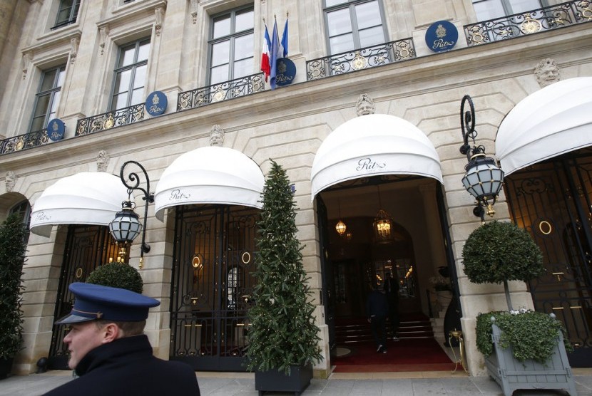 Seorang petugas valet di Hotel Ritz di Paris, Kamis (11/1). Polisi berhasil menemukan permata yang dicuri dari hotel tersebut.