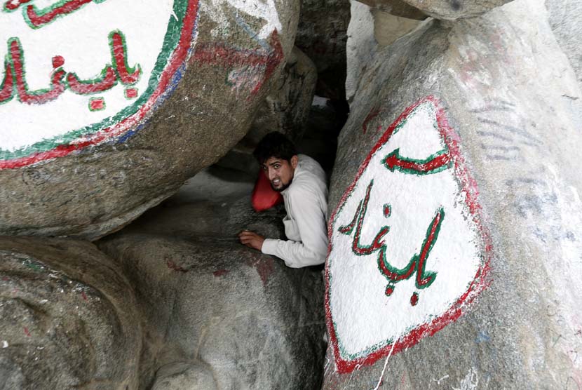   Seorang peziarah berada di dalam Gua Hira yang terletak di puncak gunung Jabal Nur yang berlokasi di luar kota Makkah, Ahad (21/10).   (Hassan Ammar/AP)