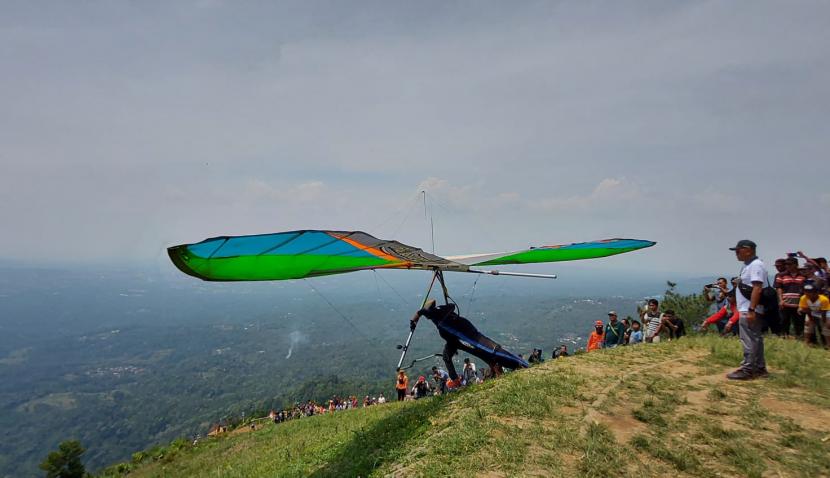 Seorang pilot Gantole asal Jawa Tengah lepas landas dari launching pad di Gunung Gajah, Desa Nogosaren, Kecamatan Getasan, kabupaten Semarang untuk melakukan fun fly bersamaan dengan acara pembukaan Telomoyo Cup IV 2022, baru- baru ini.