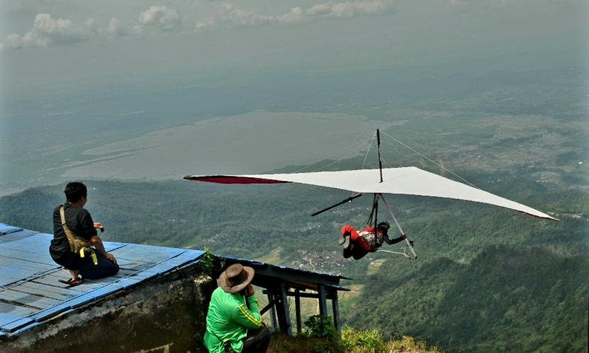  Seorang pilot gantole lepas landas dari Gunung Telomoyo, Kecamatan Banyubiru, Kabupaten Semarang, pada Kejuaraan Internasional Gantole Piala Telomoyo.