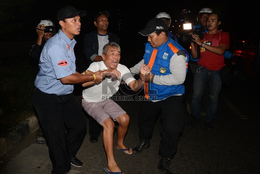 Seorang PMKS diamankan oleh petugas Satpol PP saat penertiban yang dilakukan di Jakarta, Jumat (12/6) dini hari. 