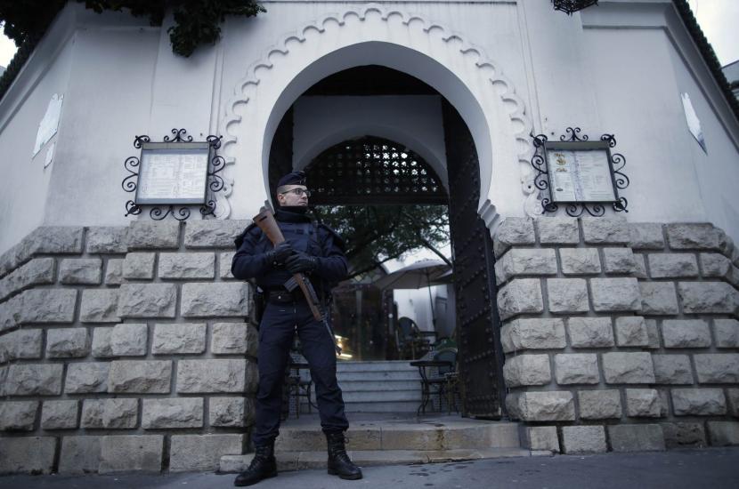 Seorang polisi berjaga di depan Masjid Agung Paris, Prancis. Prancis Umumkan akan Tutup Masjid Obernai karena Dinilai Radikal
