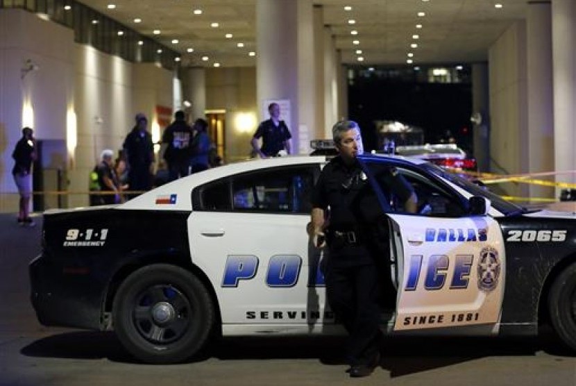 Seorang polisi Dallas tiba di depan Baylor Universit, Jumat, 8 Juli 2016. Sedikitnya empat polisi tewas tertembak oleh penembak jitu, Kamis malam. 