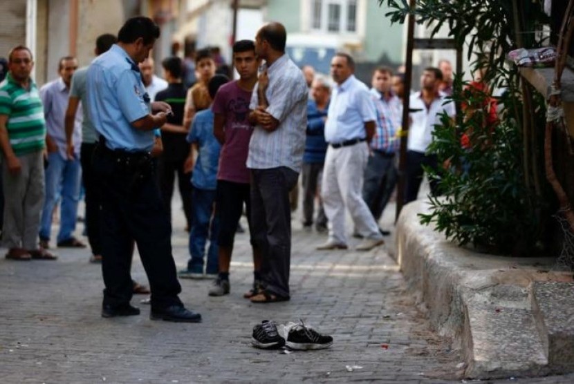 Seorang polisi di lokasi ledakan bunuh diri di sebuah pesta pernikahan di Gaziantep, Turki, 21 Agustus 2016.