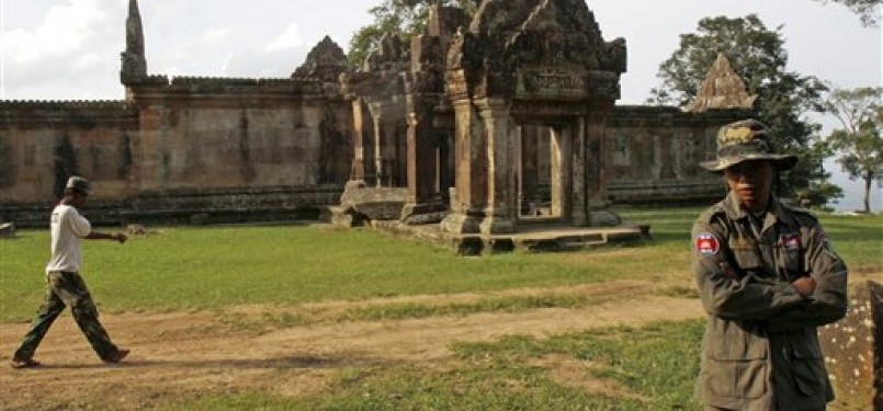 Seorang polisi Kamboja (kanan) berdiri di sekitar lokasi candi Preah Vihear.