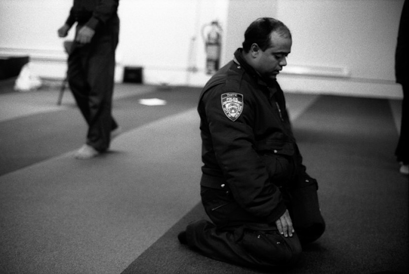 Seorang polisi lalu lintas Departemen Kepolisian New York (NYPD) sedang shalat di Manhattan. 