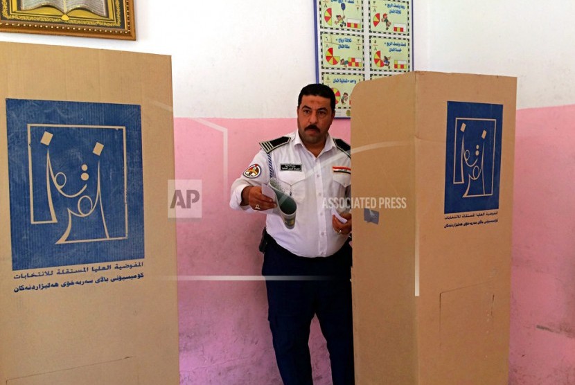 Seorang polisi lalu lintas Irak bersiap untuk memberikan suaranya di sebuah pusat pemungutan suara di Baghdad, Irak, 10 Mei 2018 lalu