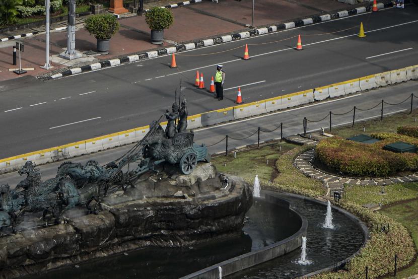 [Dokumentasi] Direktorat Lalu Lintas Polda Metro Jaya menyiapkan pengalihan arus lalu lintas untuk pengamanan unjuk rasa di Istana Merdeka, Jakarta Pusat, Senin (12/9/2022) hari ini. 