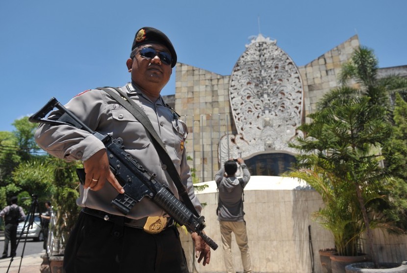 Seorang polisi mengawasi aktifitas wisatawan dan masyarakat di kawasan Monumen Bom Bali, Kuta, Jumat (15/1). (Antara/Nyoman Budhiana)