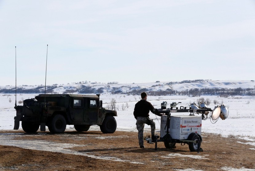  Seorang polisi mengawasi wilayah pinggiran dekat kamp protes tempat pembangunan pipa minyak Dakota Access dekat Cannon Ball, North Dakota, AS, 29 Januari 2017.