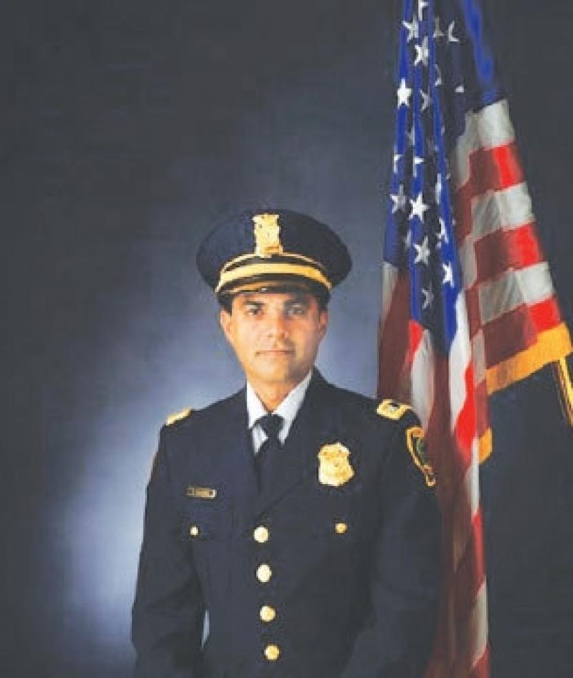 Kota Houston Tunjuk Asisten Kepala Polisi Muslim Pertama. Seorang polisi Muslim Yasar Bashir ditunjuk sebagai asisten kepala polisi di Houston, Texas, Amerika Serikat (AS). Dia tercatat sebagai Asisten Kepala Polisi Muslim pertama di AS.