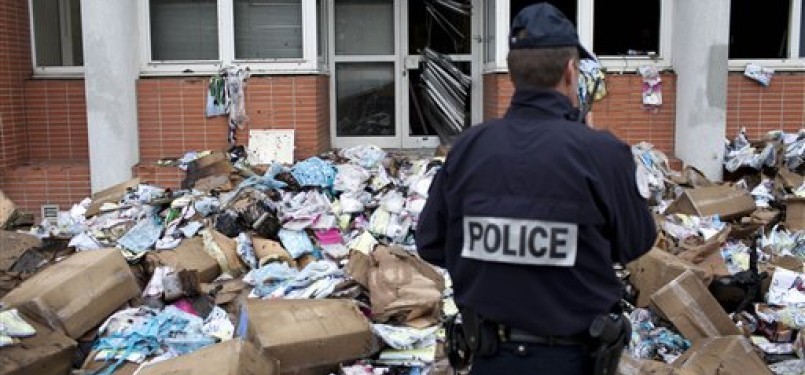  Seorang polisi Prancis berdiri di depan kantor pusat Majalah Charlie Hebdo.