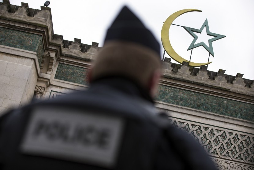 Seorang polisi Prancis berjaga-jaga di sebuah masjid di Prancis. (ilustrasi) 