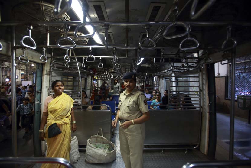  Seorang polisi terlihat di dalam gerbong kereta khusus wanita di kota Mumbai,India.(Reuters/Navesh Chitrakar)