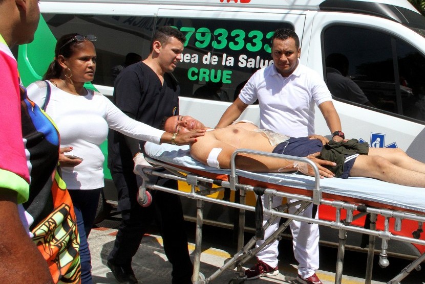 Seorang polisi terluka setelah bom meledak di kantor polisi Kota Barranquilla, Kolombia, pada Sabtu (27/1). Lima polisi dilaporkan tewas dalam insiden ini.