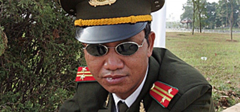 Seorang polisi Vietnam dengan kacamata hitamnya.