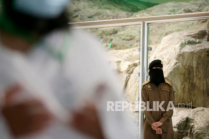 Ilustrasi. Seorang polisi wanita Saudi, yang baru-baru ini dikerahkan ke layanan, berdiri waspada di depan gunung Al-Safa, di Masjidil Haram, di Masjidil Haram, sehari sebelum haji tahunan, Sabtu, 17 Juli 2021. Petugas Keamanan Wanita Arab Saudi: Lelah Hilang Saat Membantu Jamaah Haji