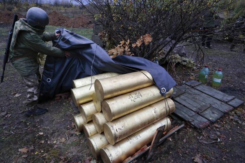Seorang prajurit menutupi peluru artileri untuk meriam 152-mm 2A36 «Giatsint-B» howitzer di lokasi yang dirahasiakan di Republik Rakyat Donetsk, Ukraina timur, Selasa, 11 Oktober 2022. (