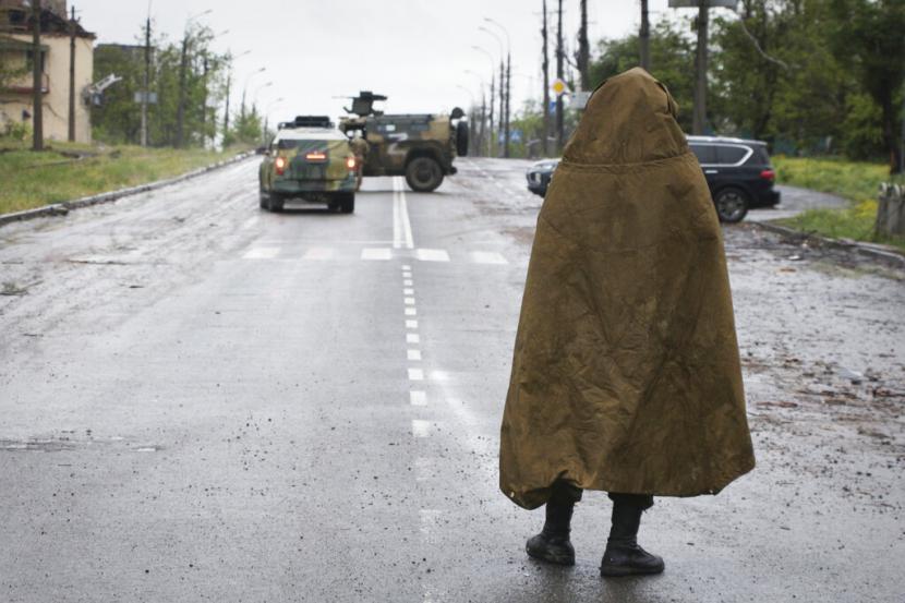 Seorang prajurit milisi Republik Rakyat Donetsk berjaga tidak jauh dari pabrik baja Azovstal Mariupol yang terkepung di Mariupol, di wilayah di bawah pemerintahan Republik Rakyat Donetsk, Ukraina timur, Rabu, 18 Mei 2022.