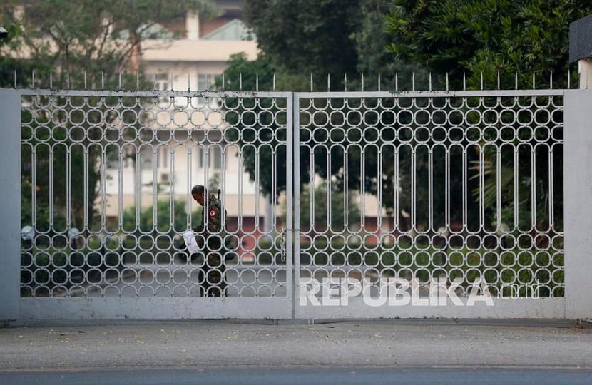  Seorang prajurit militer bersenjata berjaga di depan gerbang kantor pemerintah daerah Yangon, di Yangon, Myanmar,  Senin (1/2/2021). Menurut laporan media, anggota senior Liga Nasional untuk Demokrasi, termasuk pemimpin Aung San Suu Kyi, sedang ditahan oleh militer.