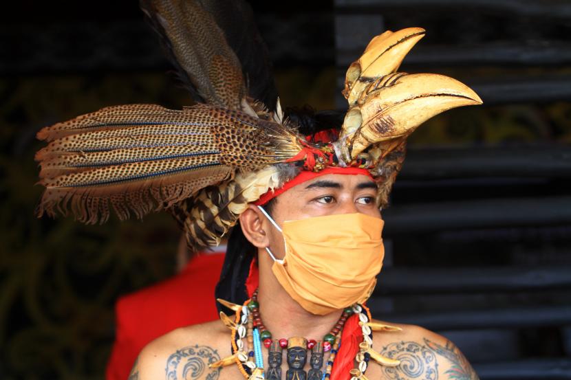 Seorang prajurit Pasukan Merah dari Suku Dayak bersiaga saat digelarnya upacara sidang hukum adat. Kantor Staf Presiden menegaskan akan terus mengawal pembahasan Rancangan Undang-Undang (RUU) Masyarakat Adat bersama parlemen. 