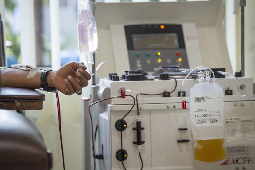 Seorang prajurit TNI AL mengikuti Donor Darah dan Plasma Konvalesen