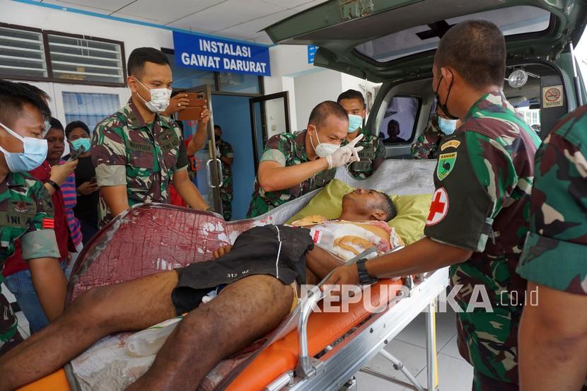 Seorang prajurit TNI korban kontak senjata dengan Kelompok Kriminal Bersenjata (KKB) yang berhasil dievakuasi tiba di Instalasi Gawat Darurat (IGD) RSAL dr. Oetojo Kota Sorong. (Ilustrasi)