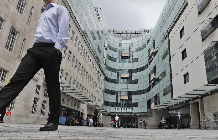 Seorang presenter laki-laki BBC yang identitasnya masih disembunyikan membayar seorang remaja senilai 35 ribu poundsterling untuk berfoto dengan pose mengandung unsur seksual.