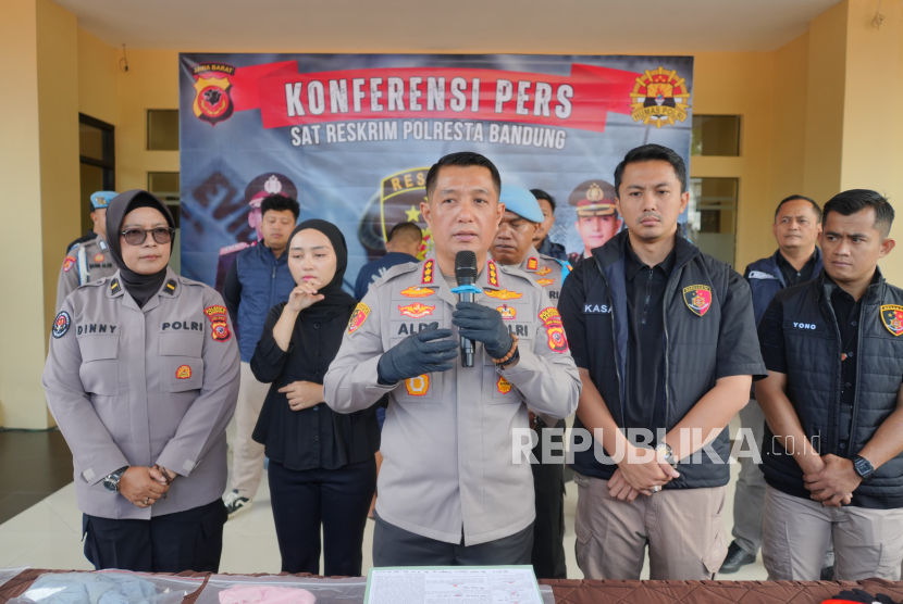 Seorang pria berinisial B (31 tahun) asal Pangalengan ditangkap jajaran Satreskrim Polresta Bandung gara-gara mencabuli tiga orang terdiri dari satu anak dan dua orang dewasa, awal Februari. Ia melancarkan aksinya dengan berpura-pura menjadi dukun yang bisa menyembuhkan penyakit. 