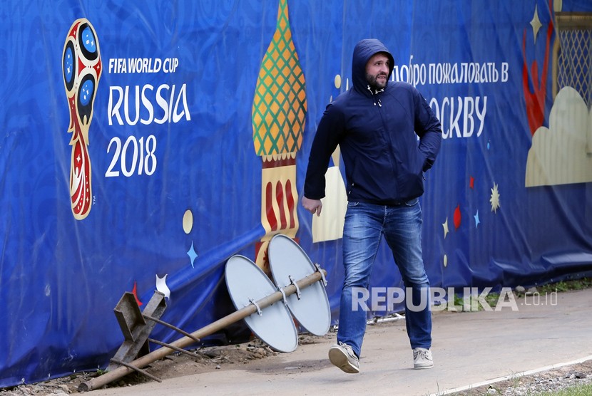 Seorang pria berjalan di depan logo Piala Dunia 2018 di Moskow, Rusia, Rabu (6/6). Piala Dunia 2018 akan berlangsung di Rusia dari 14 Juni hingga 15 Juli 2018.