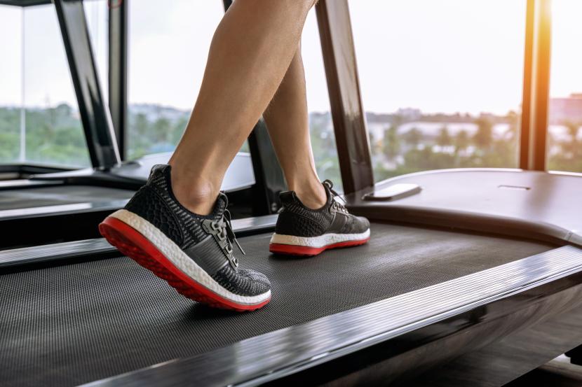 Seorang pria berjalan di treadmill (ilustrasi). Ada beberapa hal yang perlu diperhatikan jika ingin menurunkan berat badan dengan olahraga di treadmill.