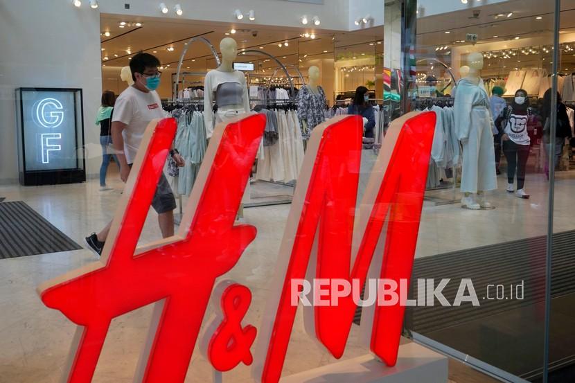  Seorang pria berjalan melalui toko pakaian H&M di Hong Kong, Sabtu (27/3). H&M menghilang dari internet di China ketika pemerintah meningkatkan tekanan pada merek sepatu dan pakaian dan mengumumkan sanksi pada hari Jumat (26/3), terhadap pejabat Inggris di pertarungan sengit atas keluhan pelanggaran di wilayah Xinjiang. 