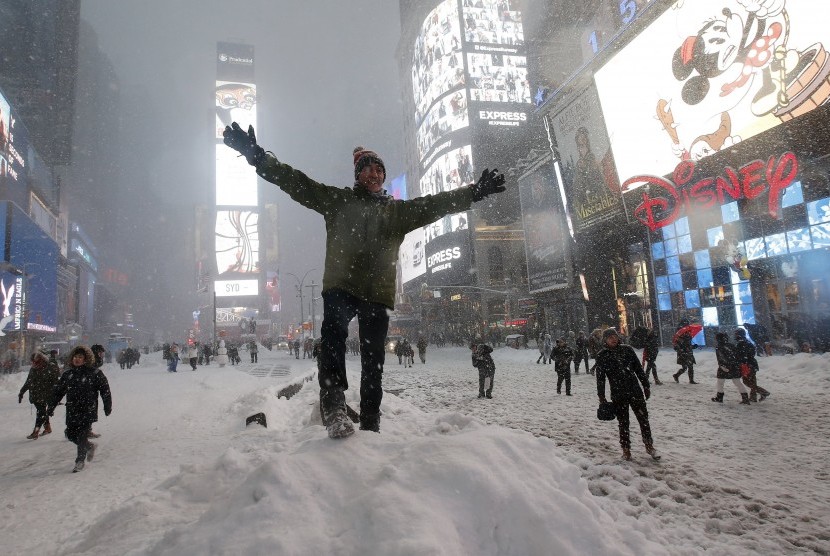 Seorang pria berpose di tengah turunnya salju di kawasan Manhattan, New York, AS, (24/1).