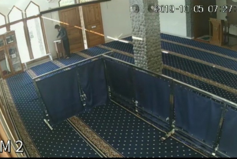 Pencurian Kotak Amal Masjid di Bandung Terekam CCTV (ilustrasi).