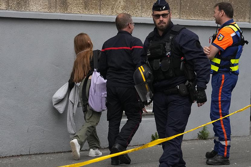 Seorang pria dengan pisau menikam seorang guru dan melukai dua orang lainnya dalam serangan di sebuah sekolah di kota Arras, Prancis utara