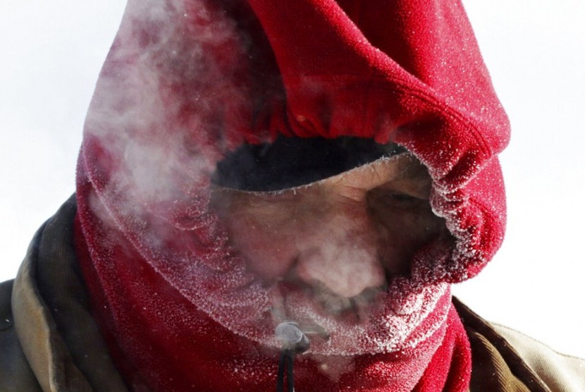 Seorang pria di Kota Polk, Wisconsin, 31 Januari 2019. Midwest di AS emngalami suhu dingin ekstrem.