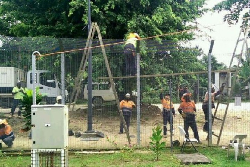 Seorang pria di pusat tahanan Pulau Manus mengatakan, para pekerja mulai melepas pagar dari kompleks Mike.