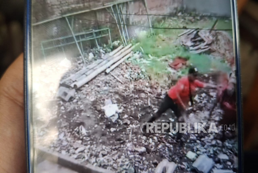 Seorang Pria Diduga Menganiaya Seekor Kuda.