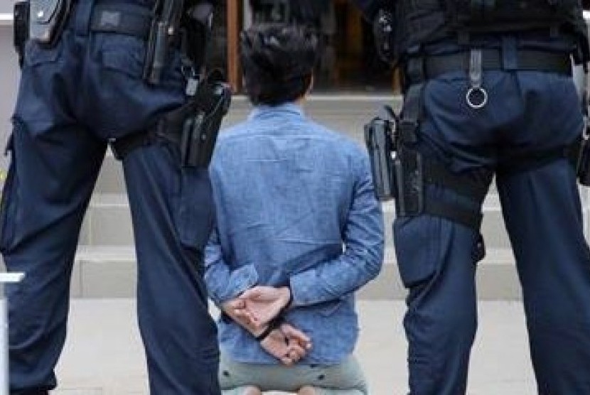 Seorang pria ditahan oleh polisi di Sydney, Australia berkaitan dengan narkoba.