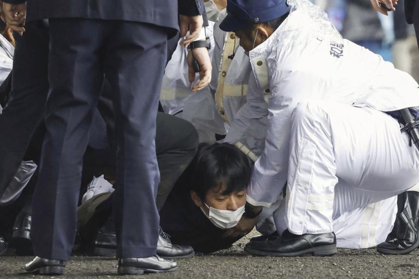 Seorang pria ditangkap setelah melemparkan bom asap di lokasi pidato PM Jepang Fumio Kishida, Sabtu (15/4/2023). 