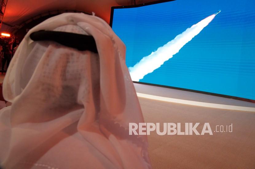 Seorang pria Emirat menyaksikan peluncuran wahana antariksa Amal atau Harapan di Pusat Antariksa Mohammed bin Rashid di Dubai, Uni Emirat Arab.