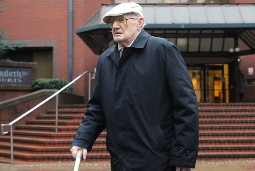 Seorang pria Inggris berusia 101 tahun, Ralph Clarke menghadapi tuntutan penjara setelah ia didakwa melakukan serangkaian pelecehan seksual anak.