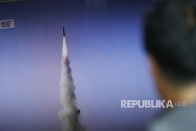 A South Korean man watched a television featuring a news release reporting the North Korean mid-range ballistic missile launch at a station in Seoul.