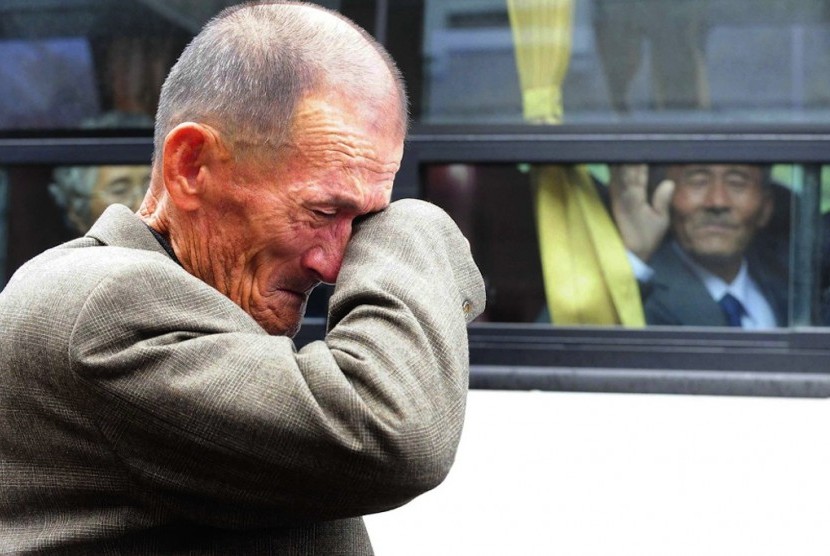 Seorang pria Korut menangis setelah bertemu kerabatnya dari Korsel